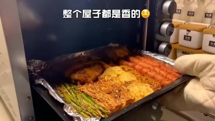 #美食#【自制烧烤】是不是很久没有出去烧烤了?贴心的小编为大家带来了在家用烤箱也能做的烧烤